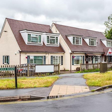 Oyo Flexistay Ambers Gatwick Aparthotel Horley Esterno foto