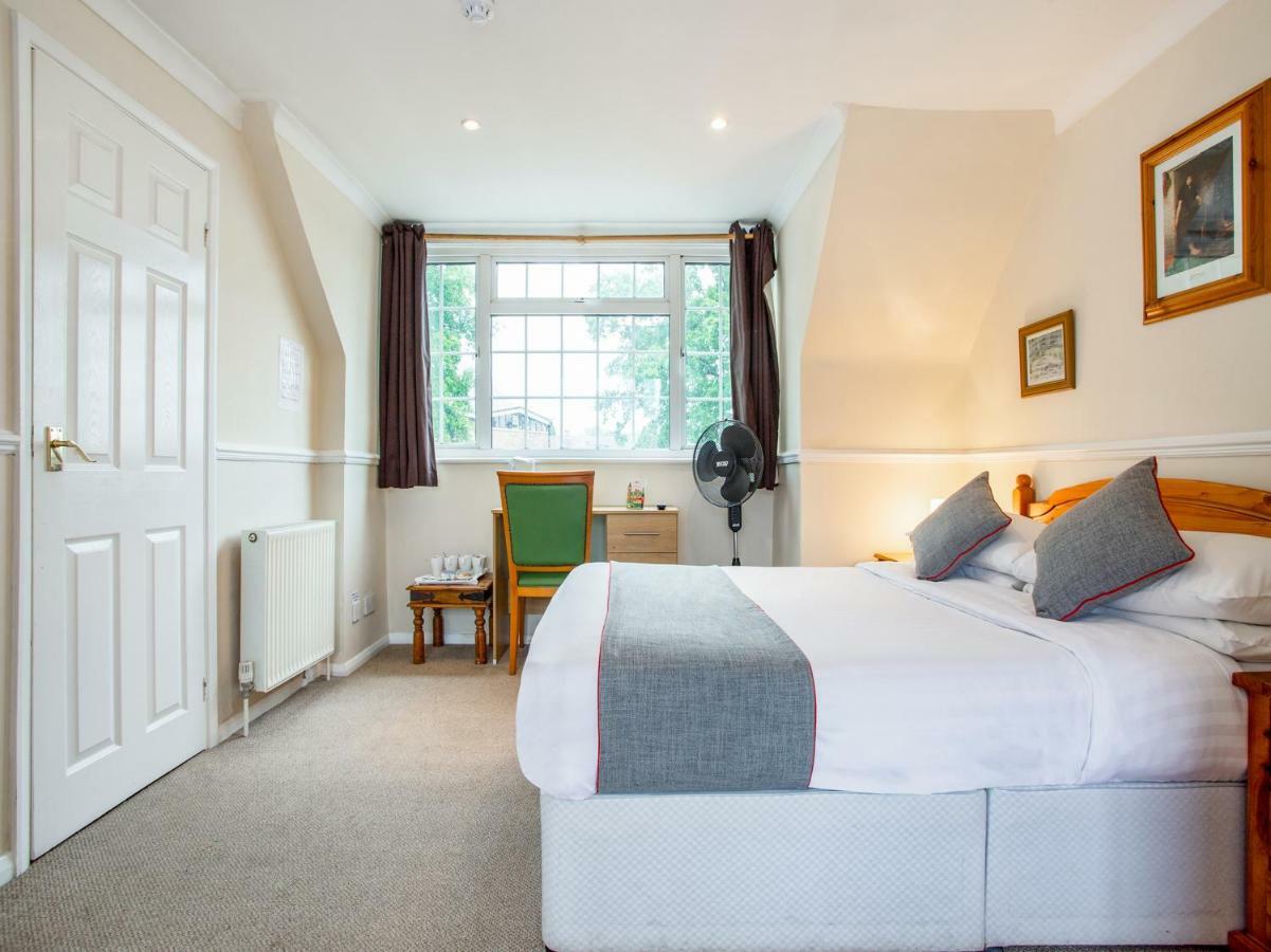 Oyo Flexistay Ambers Gatwick Aparthotel Horley Esterno foto