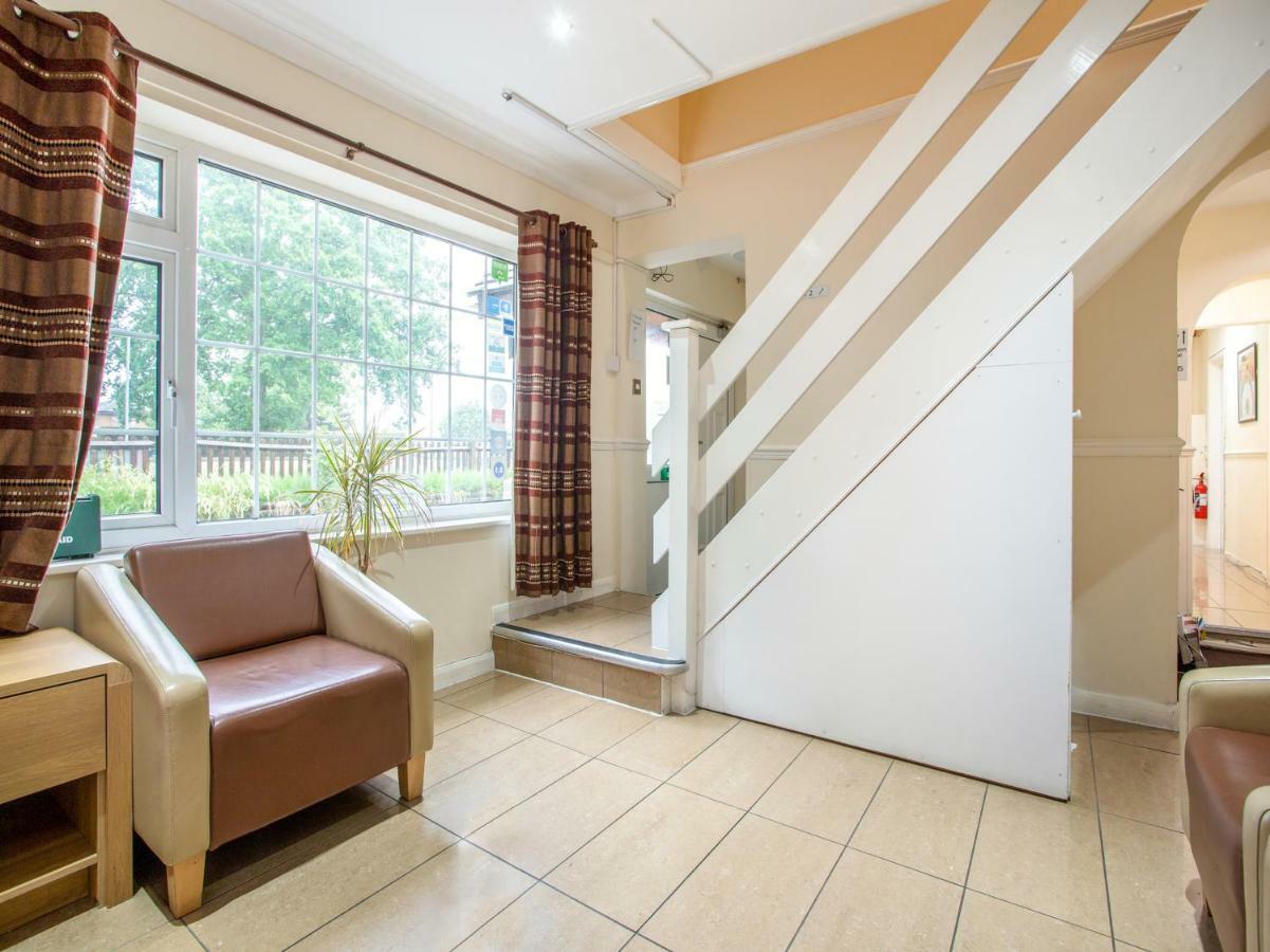 Oyo Flexistay Ambers Gatwick Aparthotel Horley Esterno foto
