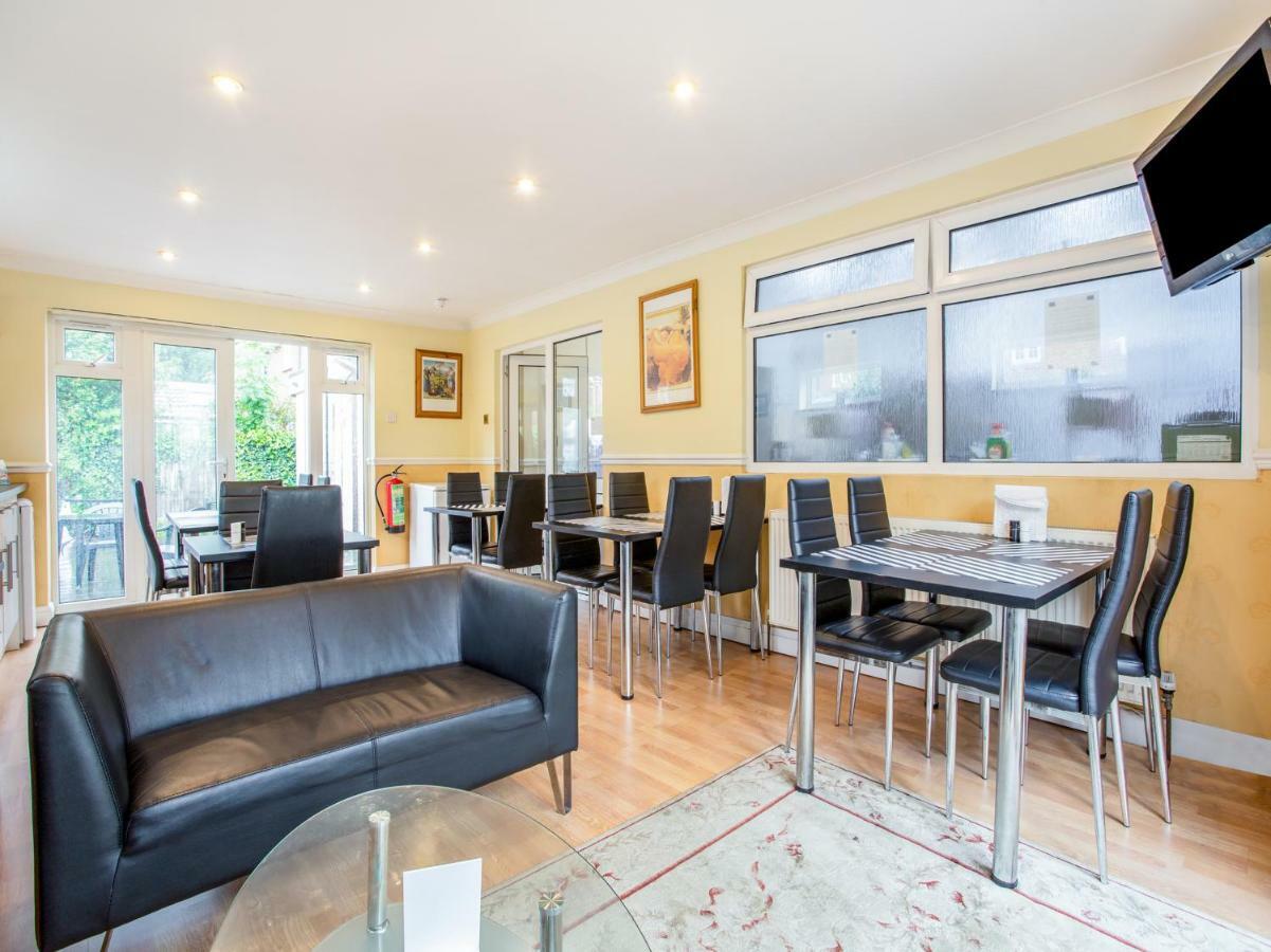 Oyo Flexistay Ambers Gatwick Aparthotel Horley Esterno foto