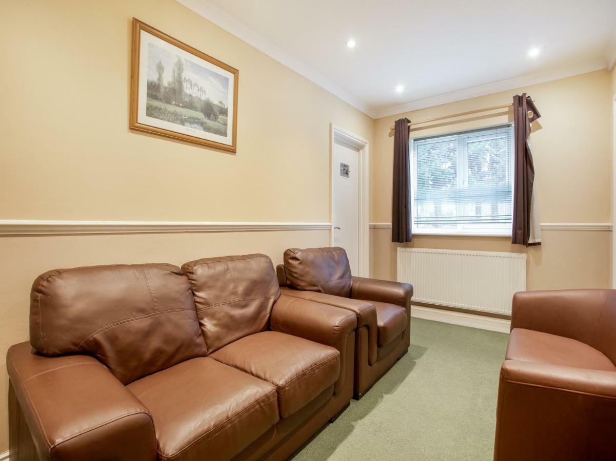 Oyo Flexistay Ambers Gatwick Aparthotel Horley Esterno foto
