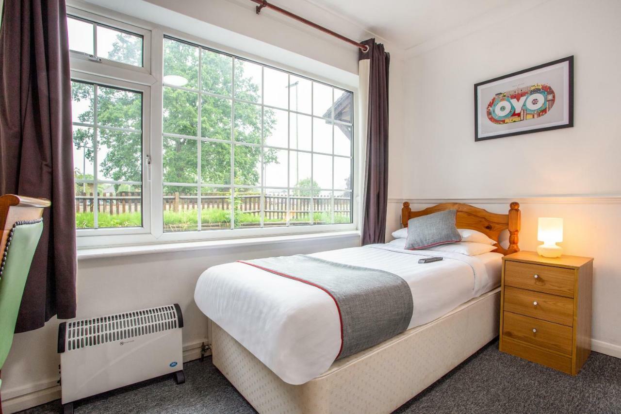 Oyo Flexistay Ambers Gatwick Aparthotel Horley Esterno foto