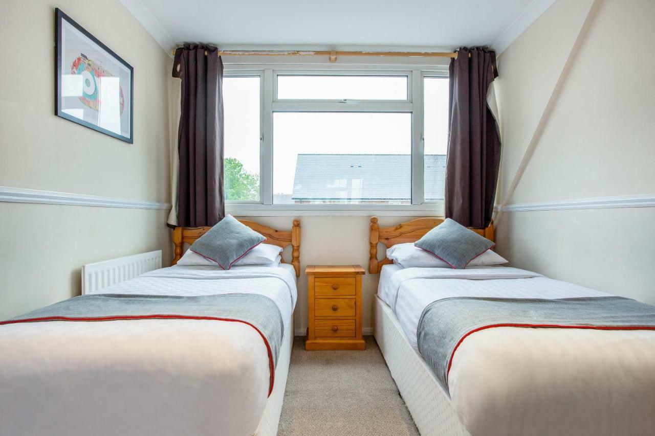 Oyo Flexistay Ambers Gatwick Aparthotel Horley Esterno foto