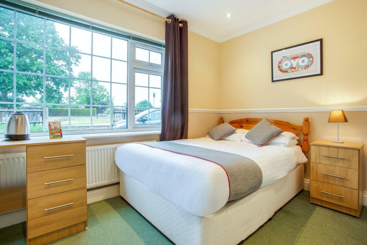 Oyo Flexistay Ambers Gatwick Aparthotel Horley Esterno foto