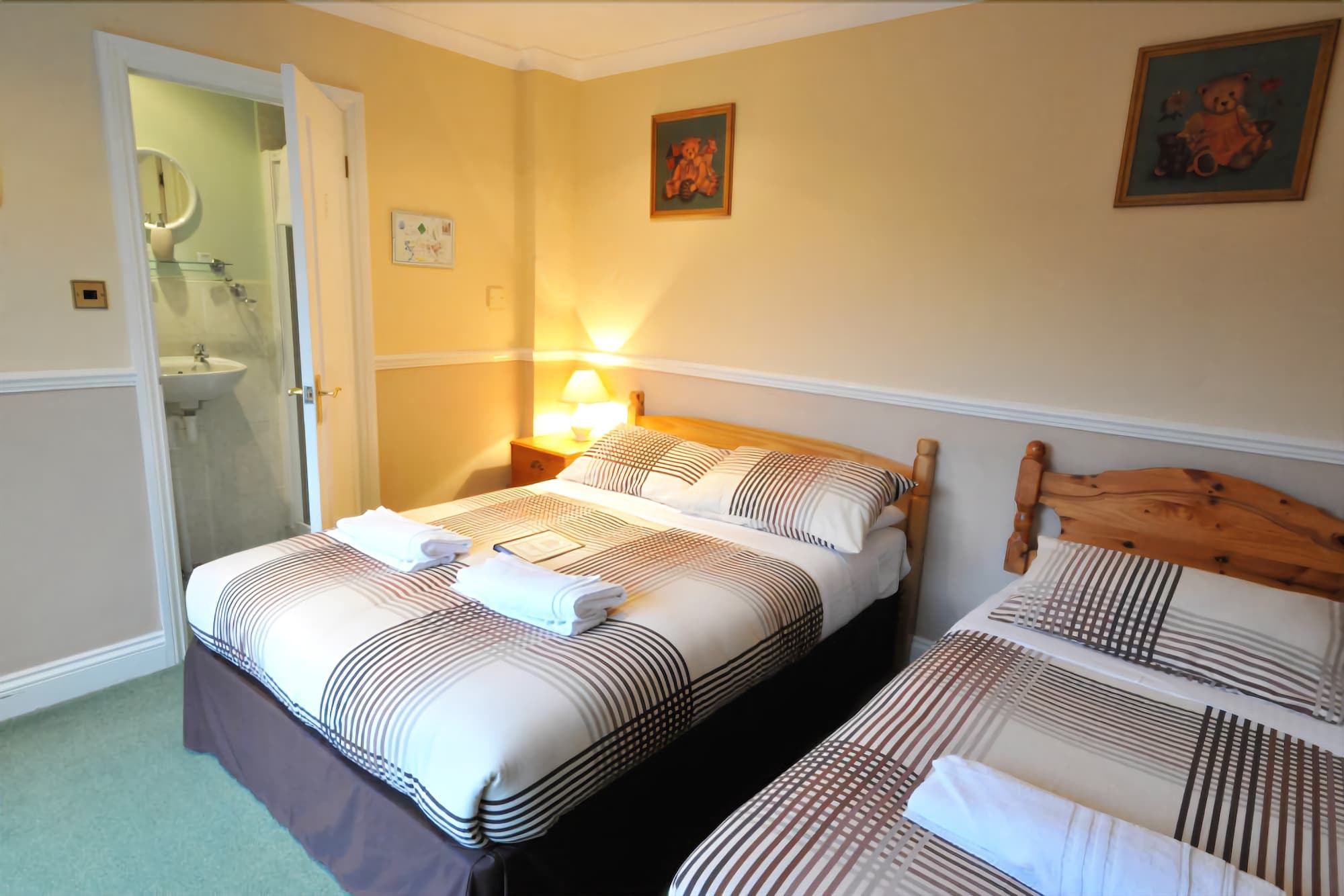 Oyo Flexistay Ambers Gatwick Aparthotel Horley Esterno foto