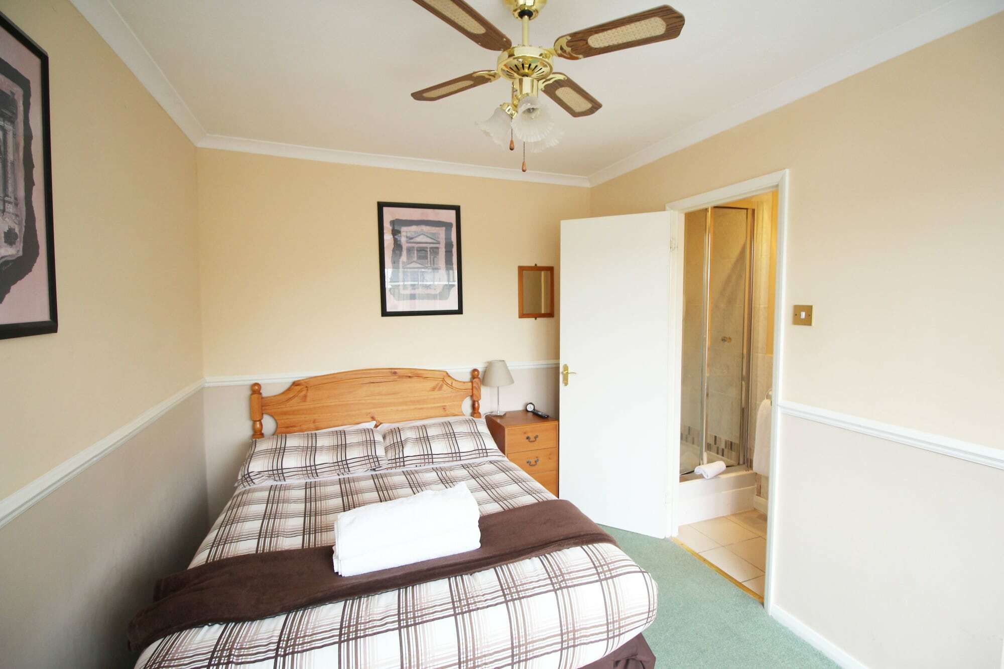 Oyo Flexistay Ambers Gatwick Aparthotel Horley Esterno foto